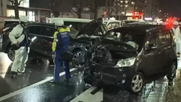 運転の40歳女性が意識不明の重体…対向車線にはみ出し信号待ちの車に衝突　5台がからむ事故に　京都市右京区