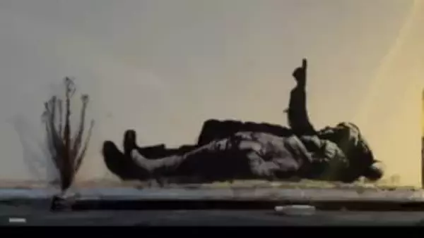 バンクシー新作「子ども2人が寝転び空を見上げる壁画」ロンドンに出現　子どものホームレス問題を訴える狙いか　イギリス