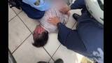 「【独自】刃物男の確保の瞬間　近くに包丁も　包丁持ち男性追いかけ…現行犯逮捕　酒に酔っていたか　けが人なし　東京・世田谷区」の画像1