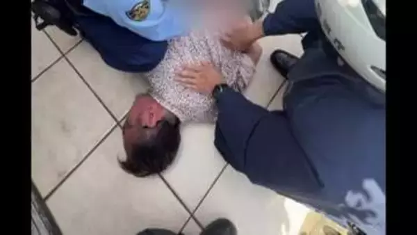 【独自】刃物男の確保の瞬間　近くに包丁も　包丁持ち男性追いかけ…現行犯逮捕　酒に酔っていたか　けが人なし　東京・世田谷区