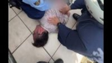 【独自】刃物男の確保の瞬間　近くに包丁も　包丁持ち男性追いかけ…現行犯逮捕　酒に酔っていたか　けが人なし　東京・世田谷区
