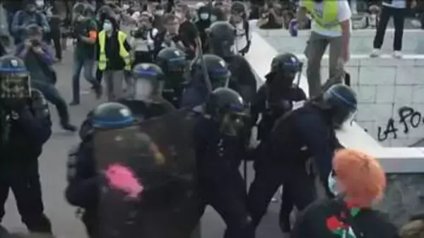 フランスで高校生ら25万人超が大規模デモ　教育環境の改善求め一部が警官隊と衝突