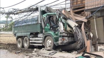 ダンプカーが電柱倒し建物に突っ込む　周辺およそ1400軒で停電　栃木・鹿沼市