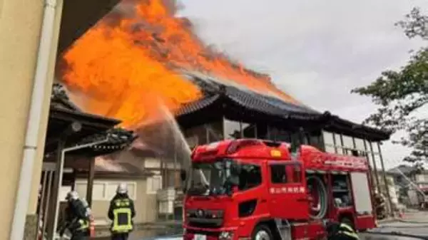 富山市の寺と住宅が全焼　消防車21台出動、6時間後に鎮火 「赤い火がバーッと立ち上がってきた」　強風で80メートル先の会社まで火の粉