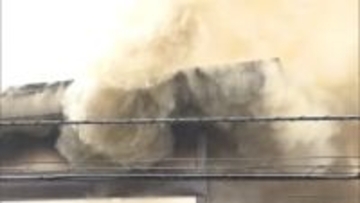 【瞬間映像】「屋根から煙が…」激しく燃える真っ赤な炎に勢いよく立ち上る黒煙　火元は？
