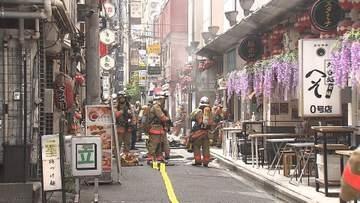JR新橋駅近くの雑居ビルで火災　ごみ置き場から出火、消火活動続く　けが人情報なし