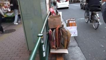 新大久保で相次ぐ“迷惑営業”　はみ出し＆ゴミ放置　パトロールに密着　注意に「ごめんなさい」も翌日再び“はみ出し営業”