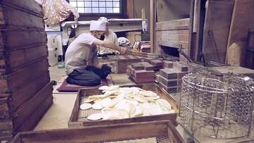 消えゆく手焼き煎餅の技　レンガ窯で炭火と向き合う79歳職人　「体が動かなくなるまでは」受け継がれた火を絶やさぬ思い