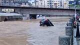 「濁流に流され車が“直立”　“水没”の部屋から男性救助…中国で大規模洪水　少なくとも20人死亡」の画像1