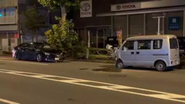 車2台が正面衝突し女性2人けが　軽貨物車がバイクと衝突避け反対車線にはみ出し　東京・大田区