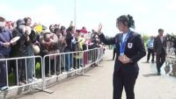 【高木美帆さん”感謝”のパレード】スピードスケート日本女子最多10個のメダル獲得し引退_「ありがとう」伝えるパレードにファン1200人_行きつけの寿司店は「好きな納豆巻き食べにきて」＜北海道・幕別町＞