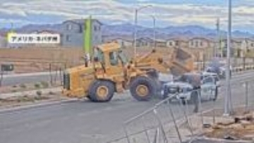 「止まりなさい！」盗んだ17トン重機で逃走しパトカーに突進・破壊…男を殺人未遂疑いで逮捕、警察官2人けが　米ネバダ州