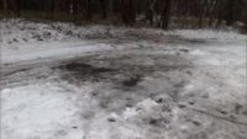 降雪でスリップか 車が突っ込みタイヤにチェーンを着けようとしていた男性死亡　山梨・北杜市