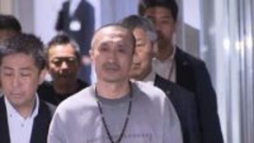 「帰れ帰れお前ら！」8年前の六本木女性殺害で海外逃亡の男逮捕・移送　被害者母親「怒りと憎しみ抱えた7年半」