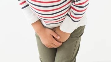 子どもの便秘は大人とは別物！？モジモジしながら足をクロス、排便回数の少なさ…見逃したくない「うんち我慢」のサイン