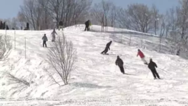 日本の粉雪「JAPOW（ジャパウ）」外国人に大人気　野沢温泉の麓でスキーウェアのまま楽しむ姿　日本人観光客も驚くほどの多さ　別のスキー場も“誘致合戦”