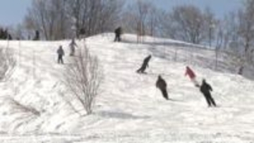 日本の粉雪「JAPOW（ジャパウ）」外国人に大人気　野沢温泉の麓でスキーウェアのまま楽しむ姿　日本人観光客も驚くほどの多さ　別のスキー場も“誘致合戦”