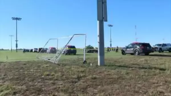少年サッカーの試合中に車突っ込む　6歳男児と35歳男性が死亡、10人けが　米・カンザス州