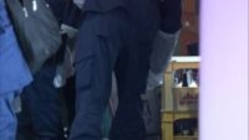 東京・新橋駅近くの無料案内所男性スタッフの首を割れたビール瓶で刺した男がタクシーで逃走　男性の命に別条なし