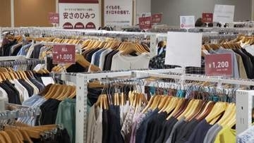 新品が最大90％値引き　「オフプライスストア」市場が拡大　有名ブランド品も…余剰在庫など大量仕入れで格安販売