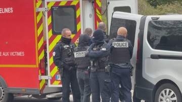 パリ郊外で男が発砲 1人死亡5人負傷 人種差別的なテロの可能性も