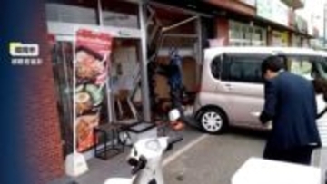 「アクセルとブレーキを踏み間違えた」56歳運転の車が弁当店に突っ込む　女性客2人ケガ　福岡市