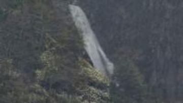 「正式な滝としては認定されていない」のに落差日本一超え　称名滝の隣に現れた「幻の滝」　遊歩道が開通