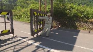クマ人身被害あった称名滝「称名道路」が一部再開通　観光客が滝を楽しむ　クマ対策でラジカセ設置、遊歩道は閉鎖のまま
