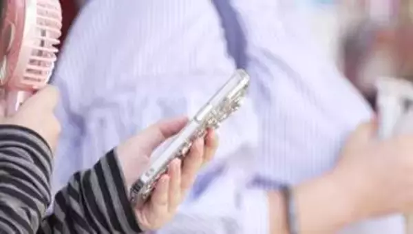3人に1人がスマホ裏に『証明写真』を入れている！?　Z世代に流行の"エモい"新習慣とは