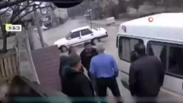 「全員が命落としたかも」談笑中にクルマが突っ込む…歩行中の男性を干し草の俵　間一髪で直撃回避　トルコ