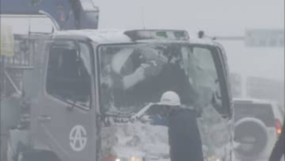 吹雪で視界不良か…乗用車やトラックなど7台絡む事故　70代男性を病院に搬送　青森・蓮田村
