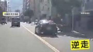 「え！」逆走車が猛スピードで追い抜き右折車と衝突　そのまま逃走もパンク？道の真ん中に乗り捨てて運転手姿消す