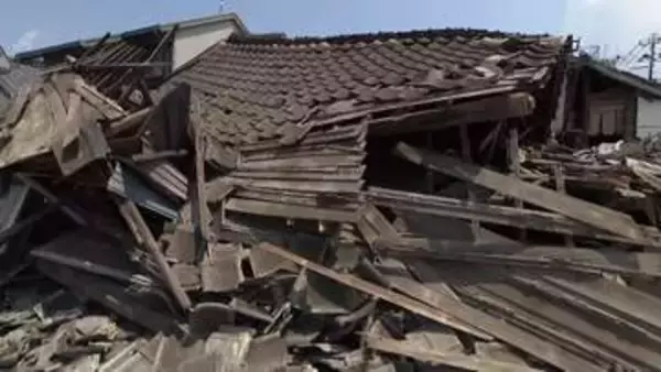 【中継】地震で運休、人影ない駅前　倒壊した住宅も手つかずのまま　熊本地震発生から7日目の夜