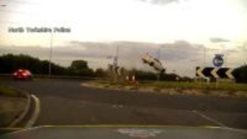 時速220kmで車が大ジャンプ　道路にたたきつけられる…警察から逃走　飲酒運転などで収監　イギリス