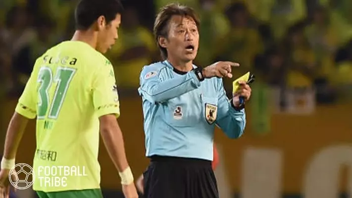 試合中に選手を悩殺 女性主審がポケットから出したのはイエローカードではなく 19年6月30日 エキサイトニュース 試合中に選手を悩殺 女性主審がポケットから出したのはイエローカードではなく 19年6月30日 エキサイトニュース