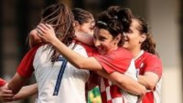 世界一美しいと評判の女子サッカー選手、胸元が露わに