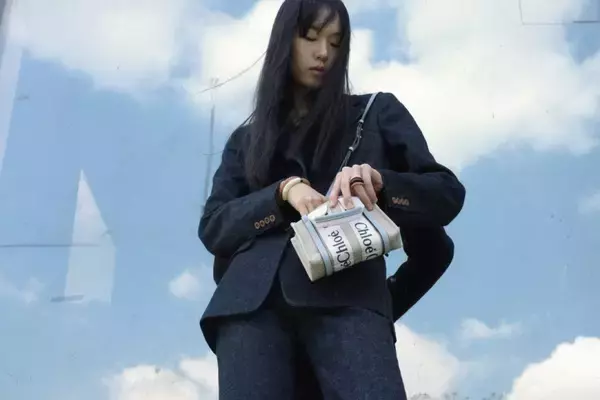 クロエの「ウッディ トートバッグ」にミニサイズが登場。Chloéロゴのリボンでシャープでモダンな印象に