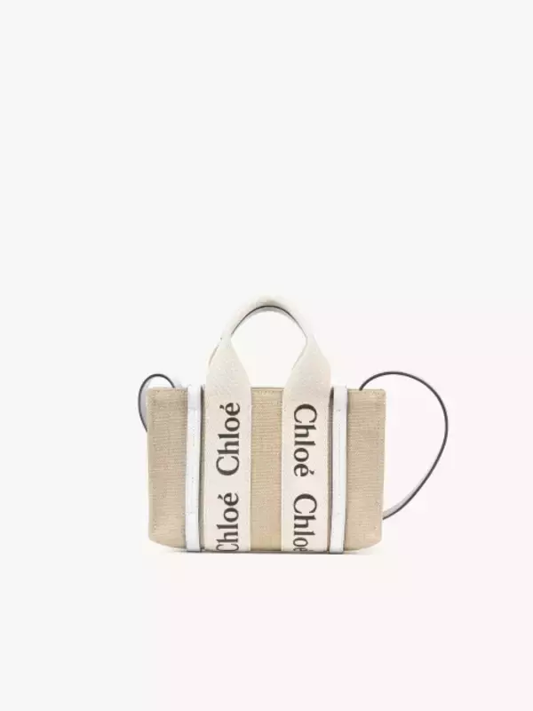 「クロエの「ウッディ トートバッグ」にミニサイズが登場。Chloéロゴのリボンでシャープでモダンな印象に」の画像