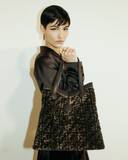 「フェンディからふたつのシルエットに姿を変える特徴的なシェイプをデザインした新作バッグ「FENDI Origami」が登場」の画像1