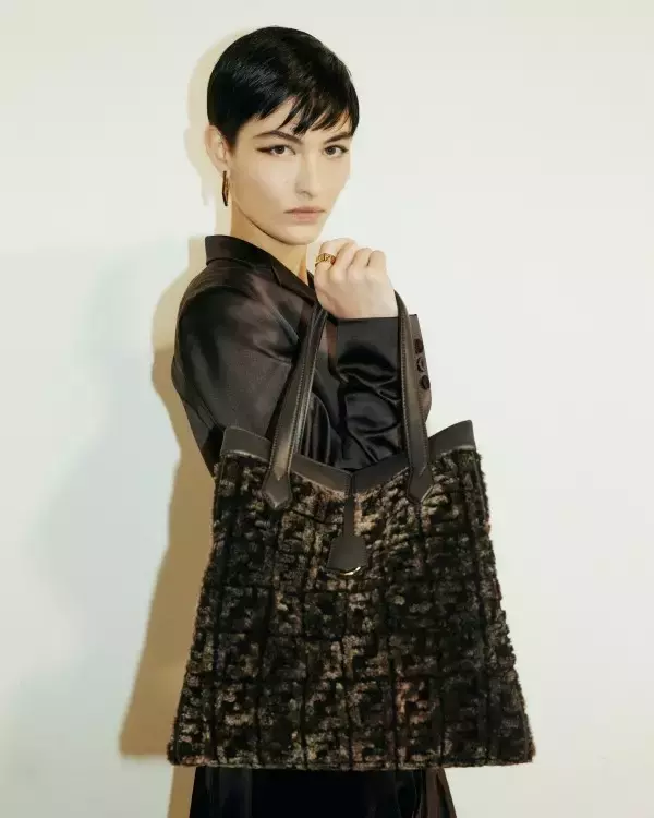 フェンディからふたつのシルエットに姿を変える特徴的なシェイプをデザインした新作バッグ「FENDI Origami」が登場