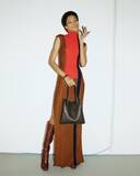 「フェンディからふたつのシルエットに姿を変える特徴的なシェイプをデザインした新作バッグ「FENDI Origami」が登場」の画像2
