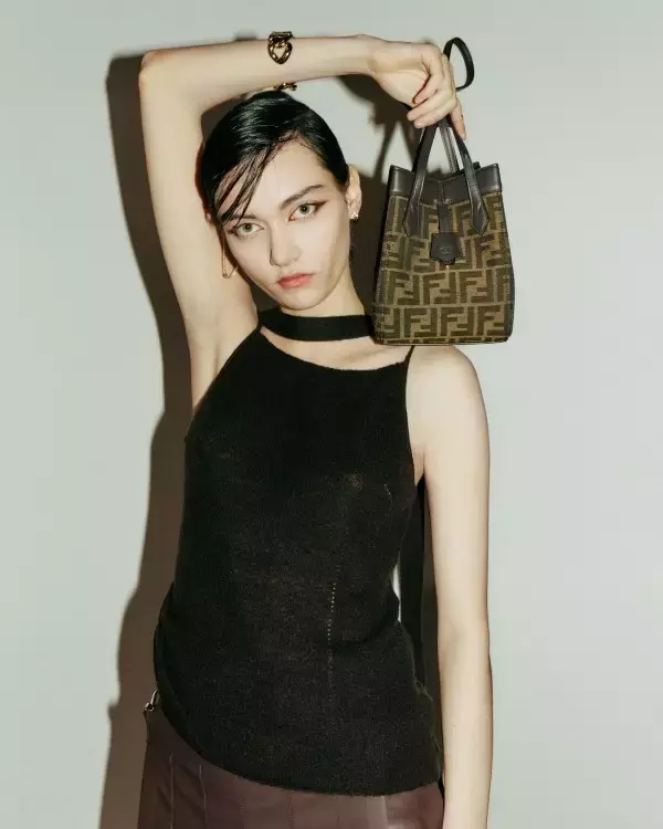 「フェンディからふたつのシルエットに姿を変える特徴的なシェイプをデザインした新作バッグ「FENDI Origami」が登場」の画像