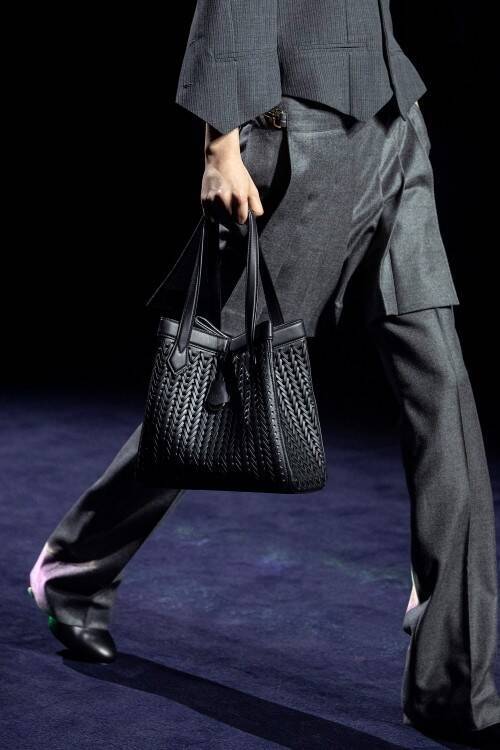 フェンディからふたつのシルエットに姿を変える特徴的なシェイプをデザインした新作バッグ「FENDI Origami」が登場