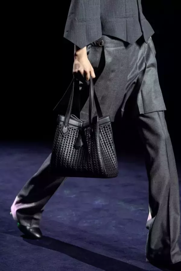 「フェンディからふたつのシルエットに姿を変える特徴的なシェイプをデザインした新作バッグ「FENDI Origami」が登場」の画像