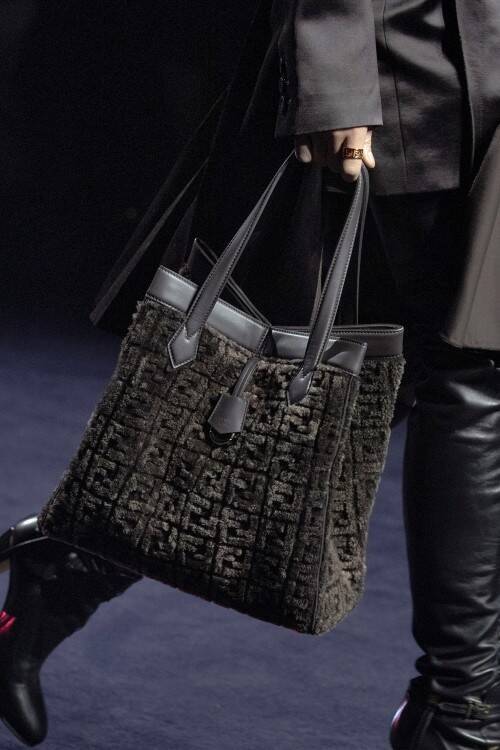 フェンディからふたつのシルエットに姿を変える特徴的なシェイプをデザインした新作バッグ「FENDI Origami」が登場