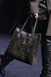 「フェンディからふたつのシルエットに姿を変える特徴的なシェイプをデザインした新作バッグ「FENDI Origami」が登場」の画像5