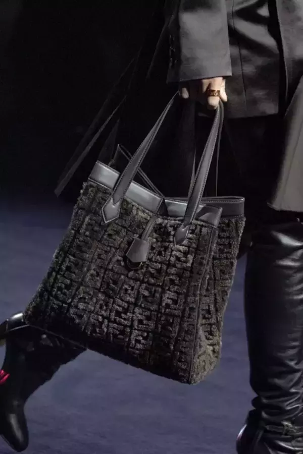 「フェンディからふたつのシルエットに姿を変える特徴的なシェイプをデザインした新作バッグ「FENDI Origami」が登場」の画像