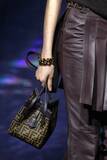 「フェンディからふたつのシルエットに姿を変える特徴的なシェイプをデザインした新作バッグ「FENDI Origami」が登場」の画像6