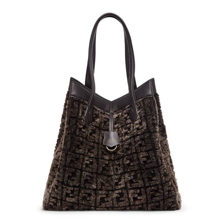 フェンディからふたつのシルエットに姿を変える特徴的なシェイプをデザインした新作バッグ「FENDI Origami」が登場