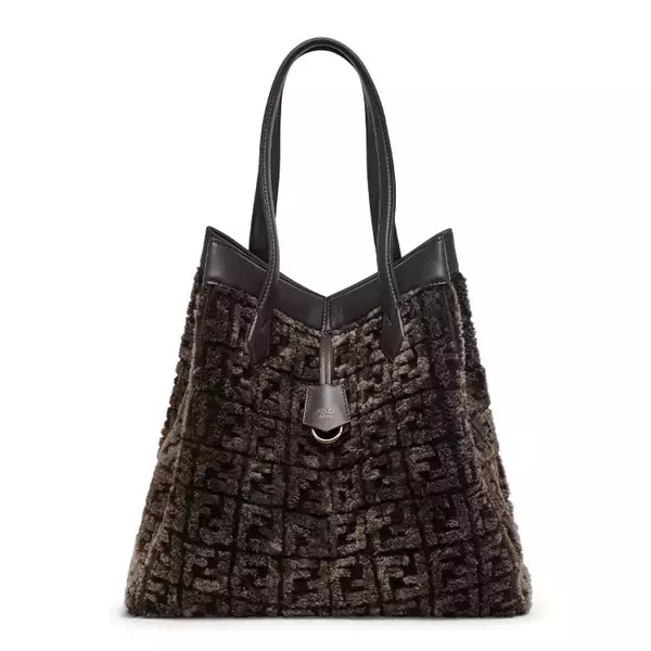 「フェンディからふたつのシルエットに姿を変える特徴的なシェイプをデザインした新作バッグ「FENDI Origami」が登場」の画像